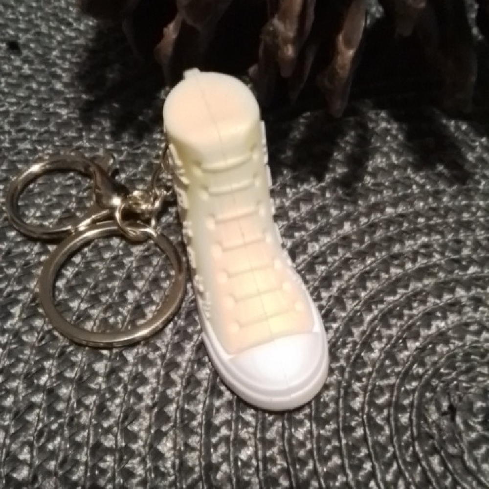 Chic Cream Sneaker Keychain - Picture 2 of 6